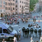 Flash mob di Ultima Generazione in piazza Barberini a Roma