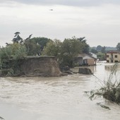 Alluvione in Emilia-Romagna, la pioggia dà un pò di tregua ma resta allerta rossa