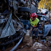 Alluvione Valencia, si scava in parcheggio-trappola sommerso dal fango