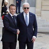 Biden incontra Macron “Tutta l’Europa è minacciata dalla Russia”