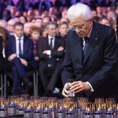 Mattarella ad Auschwitz depone una candela per le vittime