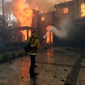 Salgono a 24 i morti a Los Angeles, preoccupano le condizioni meteo