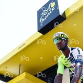 Girmay vince la 12a tappa al Tour, Pogacar resta in giallo