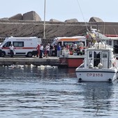 Barca a vela affonda nel Palermitano, un morto e sei dispersi