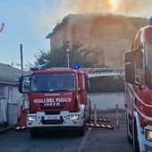 Roma, maxi rogo di sterpaglie a Cinecittà. Feriti 4 soccorritori