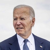 Biden commemora il D-Day “Dobbiamo difendere la democrazia”