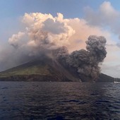 Nuova esplosione sullo Stromboli, nube e cenere sull’isola