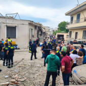 Crolla palazzina nel napoletano, 4 morti tra cui due bimbi. Due i superstiti